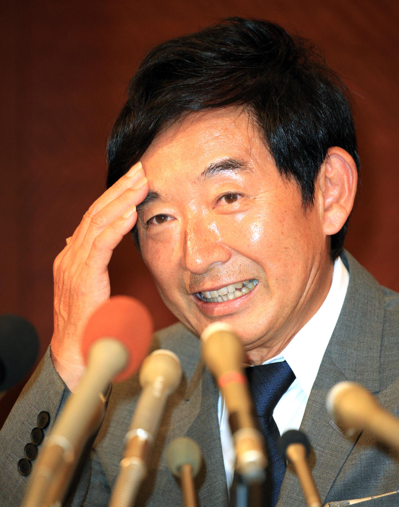 都知事選出馬断念会見でばつが悪そうな表情を見せる石田純一（2016年7月撮影）