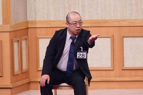 ピン芸日本一決定戦「R－1グランプリ2024」でネタ披露するルシファー吉岡