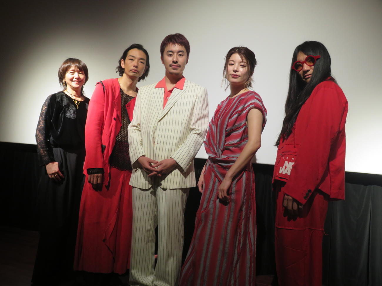 映画「i ai（アイアイ）」の舞台あいさつに出席した小泉今日子（左）。右へ森山未來、富田健太郎、さとうほなみ、マヒトゥ・ザ・ピーポー監督