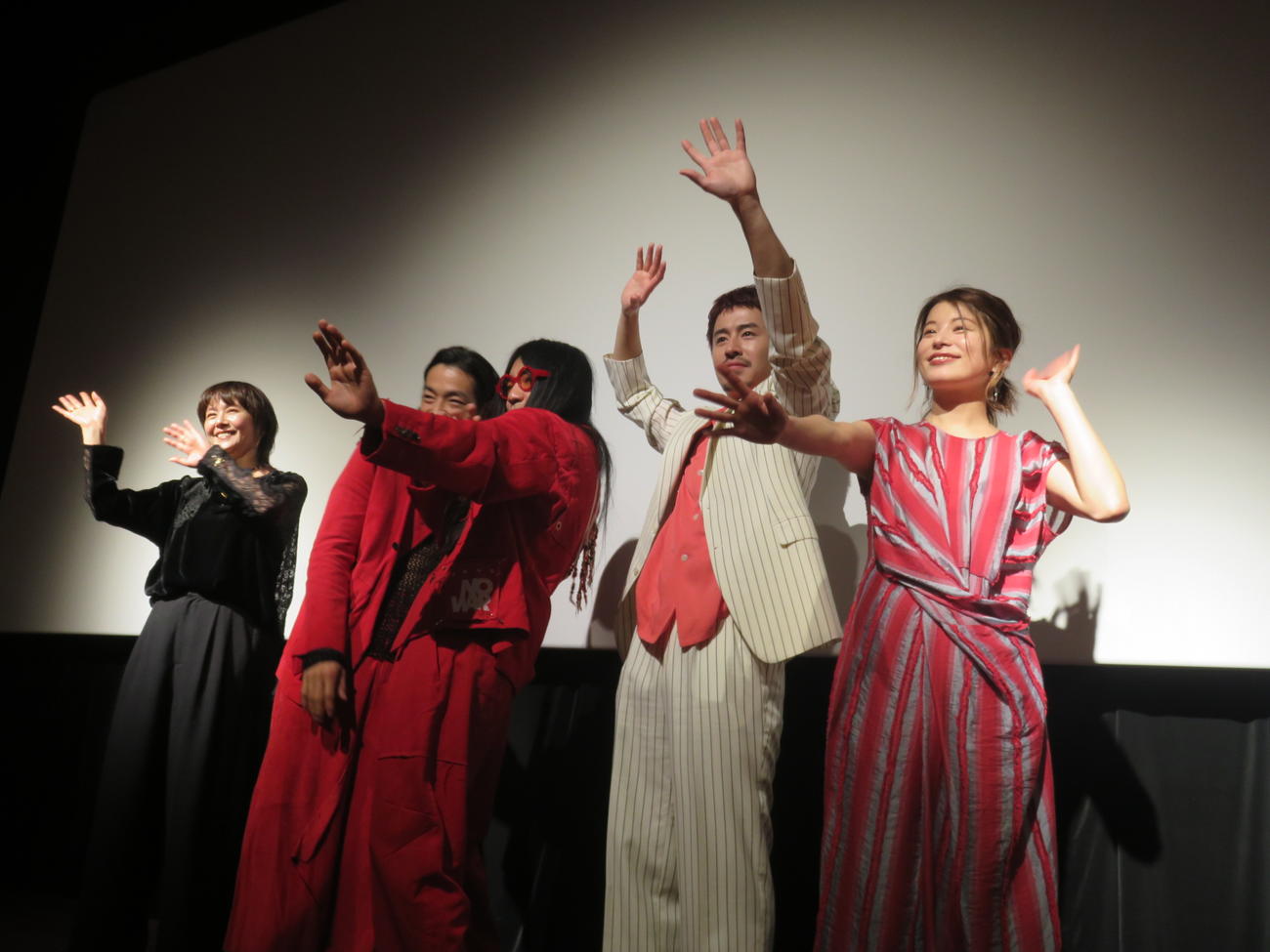 映画「i ai（アイアイ）」の舞台あいさつに出席した小泉今日子（左）。右へ森山未來、マヒトゥ・ザ・ピーポー監督、富田健太郎、さとうほなみ