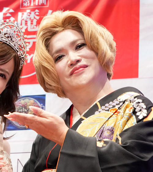 IKKO「HAPPY WOMAN賞」受賞の堀田茜＆LiLiCoと記念ショット「笑顔が素敵」