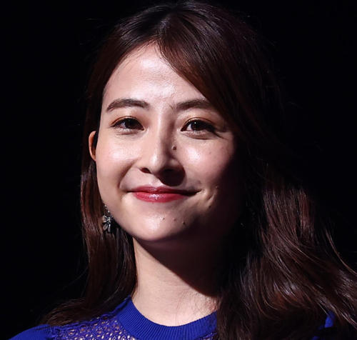 TBS日比麻音子アナ、国際女性デーにミモザの花を耳元に「お似合いです。」「ステキです！」