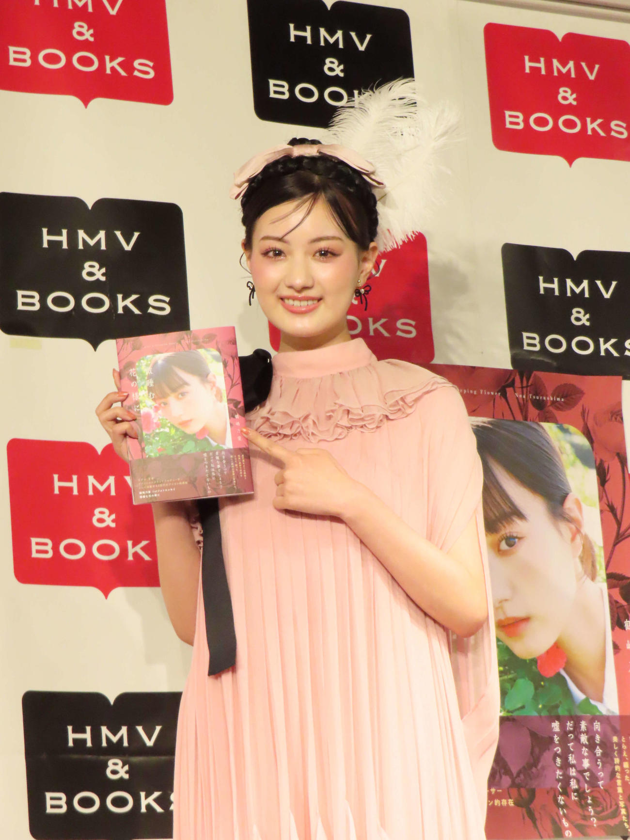 フォトエッセー「微睡む花の様に」の発売記念会見に出席した鶴嶋乃愛＝2024年3月9日（撮影・横山慧）
