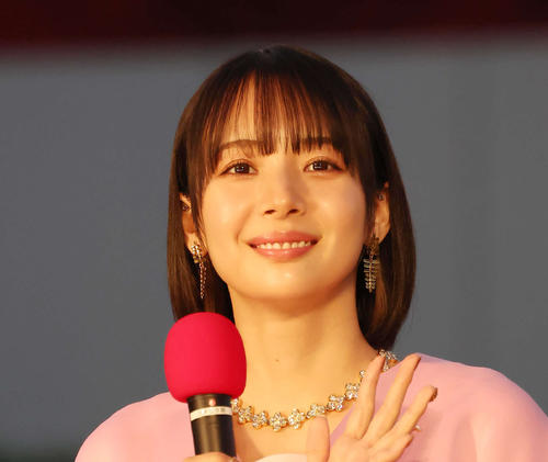 岡田紗佳、猫耳メイド服でコンカフェ嬢!?「どこのお店に行けば会えますか？」「指名する」