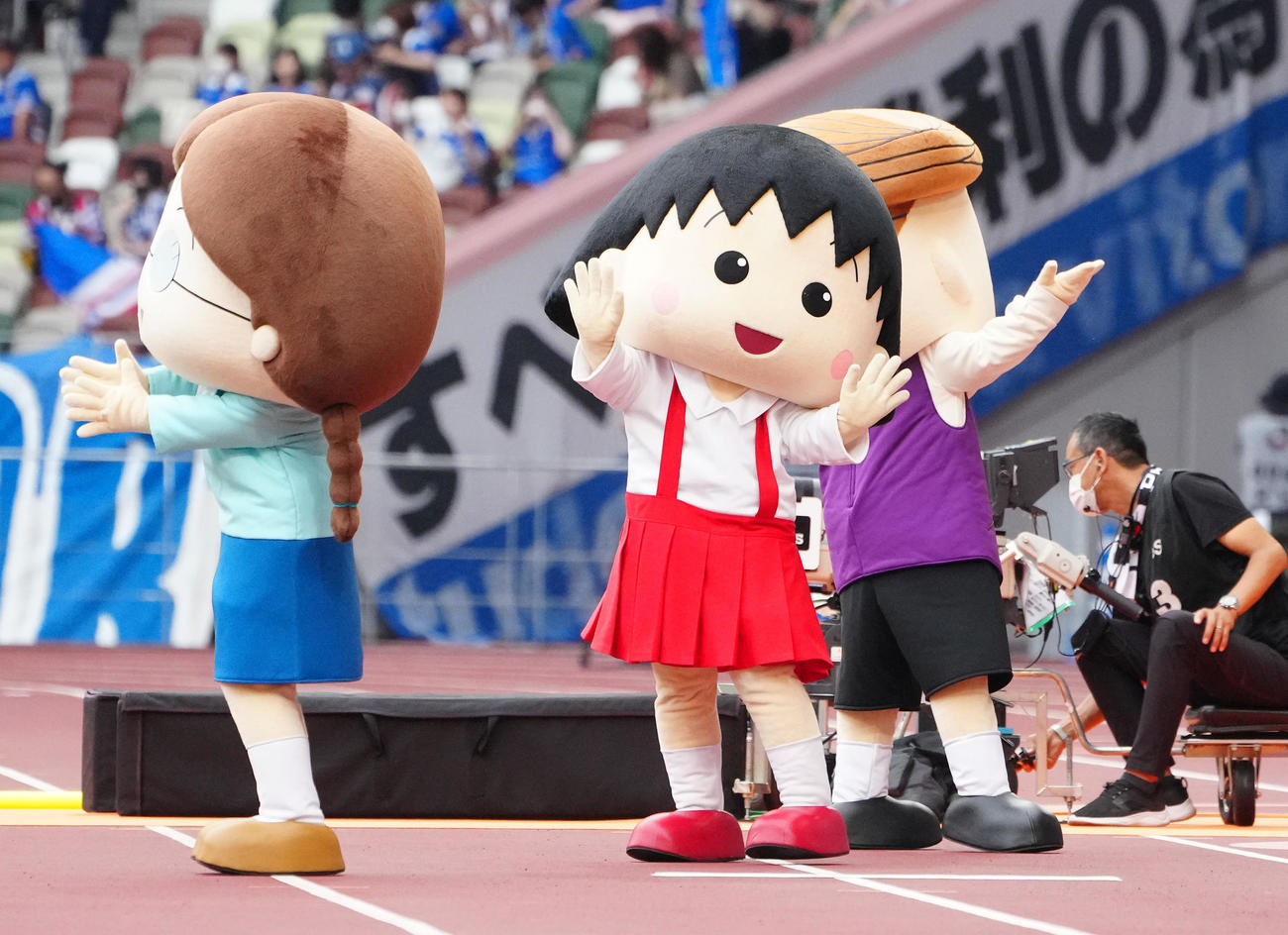 2022年7月2日、清水対横浜　試合前、グラウンドに登場したちびまる子ちゃんのキャラクター。中央は、まる子