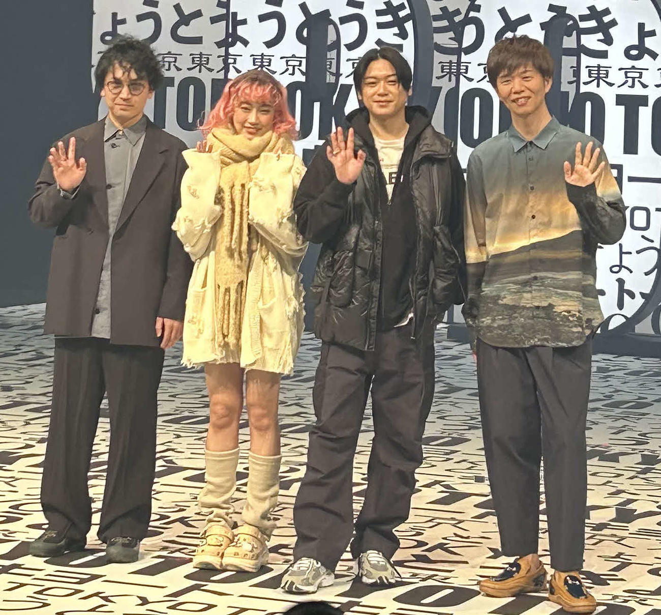 舞台「東京輪舞（トウキョウロンド）」の初日前会見に出席した、左から台本を手がけた山本卓卓氏、清水くるみ、Hey！Say！JUMP高木雄也、演出・美術の杉原邦生氏　