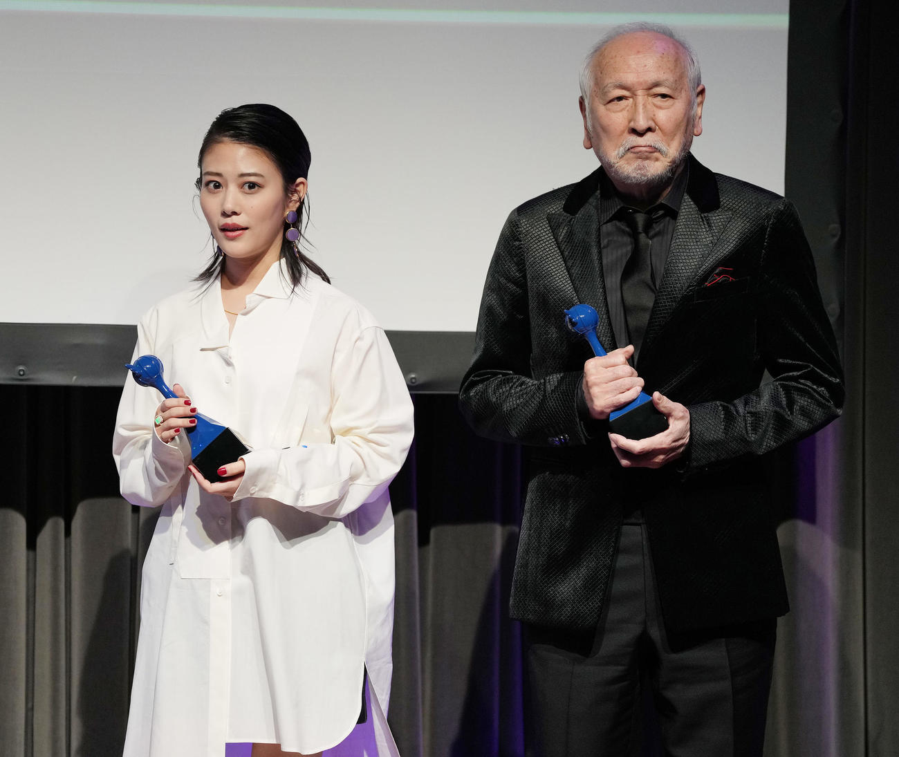声優アワードで外国映画・ドラマ賞を受賞した高畑充希（左）と村井國夫（撮影・鈴木みどり）