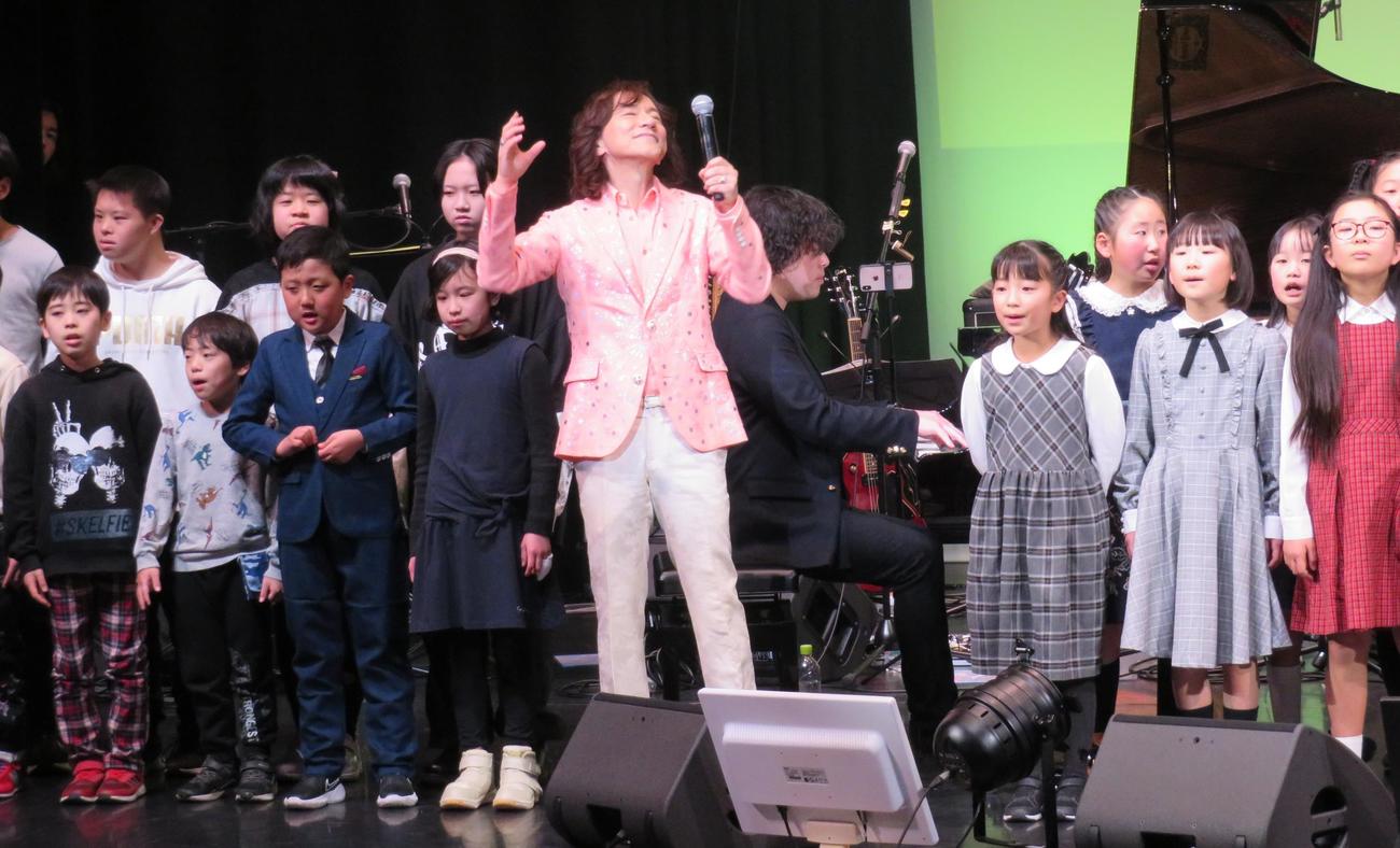 チャリティーコンサートで子どもたちと合唱するダイアモンド☆ユカイ