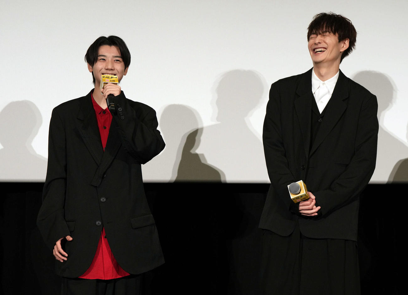 映画「ゴールド・ボーイ」の公開記念舞台挨拶で羽村仁成（左）と笑顔を見せる岡田将生（撮影・たえ見朱実）