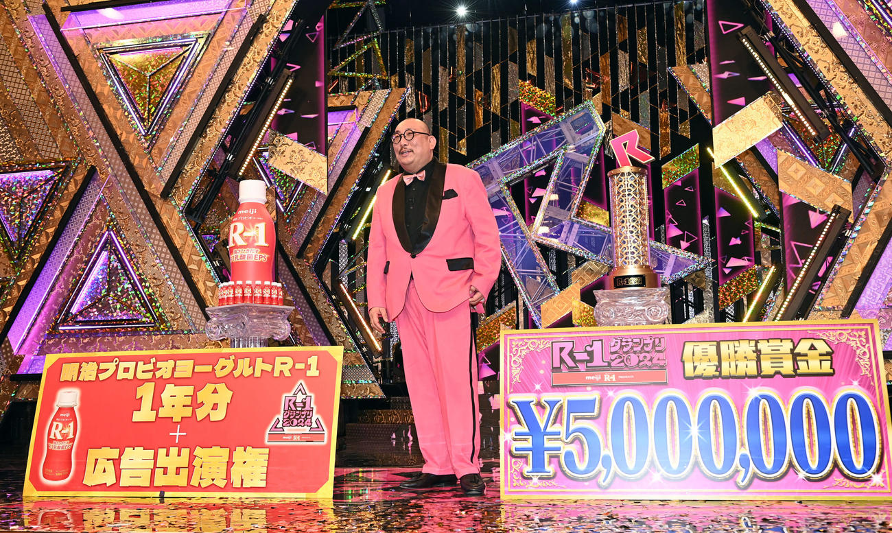 優勝を飾り、副賞の「R－1」1年分と広告出演券、賞金500万円を手にした街裏ぴんく（撮影・たえ見朱実）