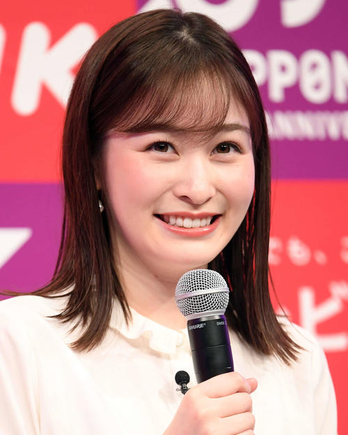 岩田絵里奈アナ「#同い年」ももクロ玉井詩織と料理を前にツーショット「すごい量食べました」