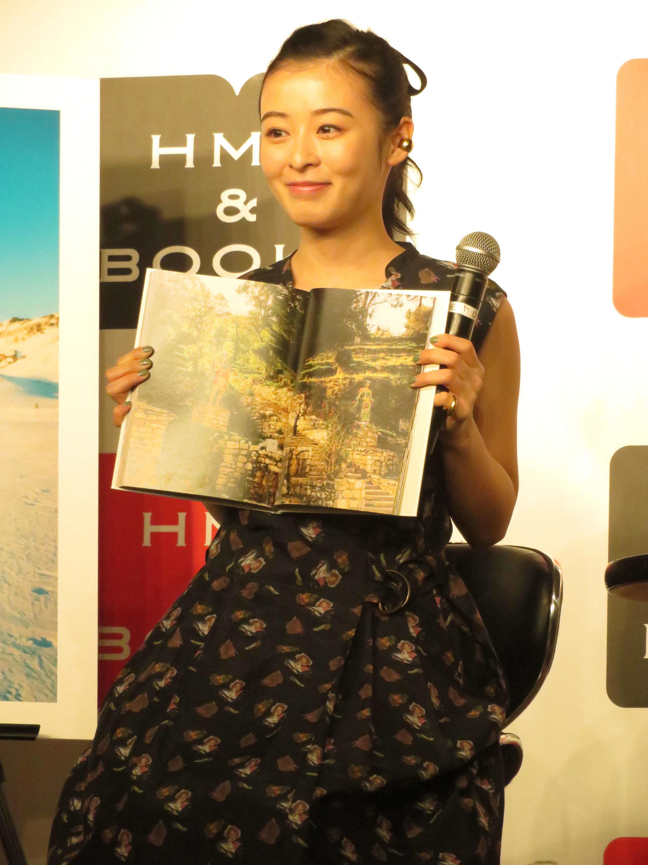 新作写真集の発売記念イベントに出席し、お気に入りのカットを紹介する森七菜