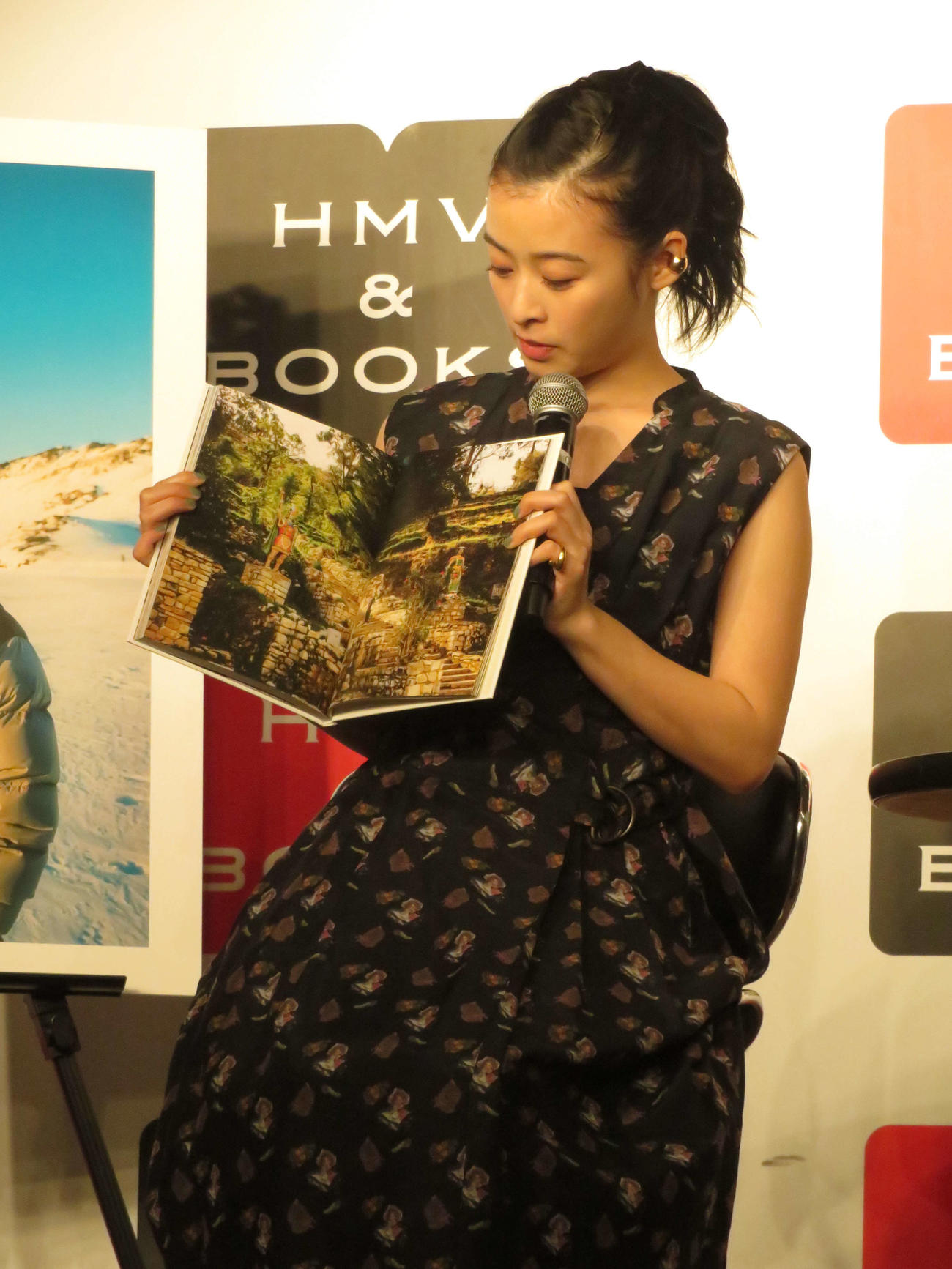 新作写真集の発売記念イベントに出席し、お気に入りのカットを紹介する森七菜