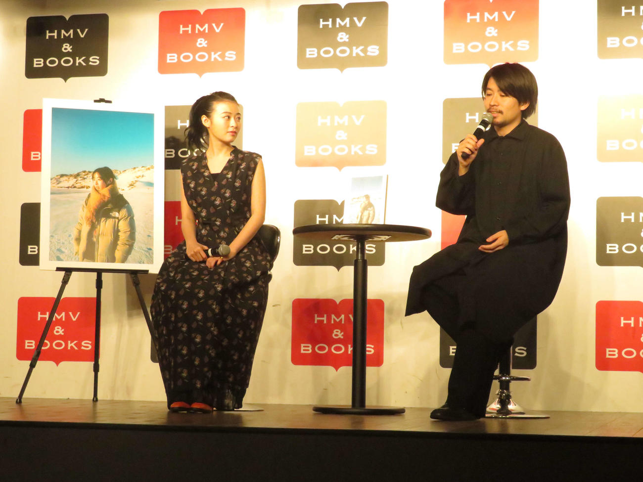 新作写真集の発売記念イベントに出席し、撮影を担当した山田智和氏とトークセッションを行う森七菜（左）