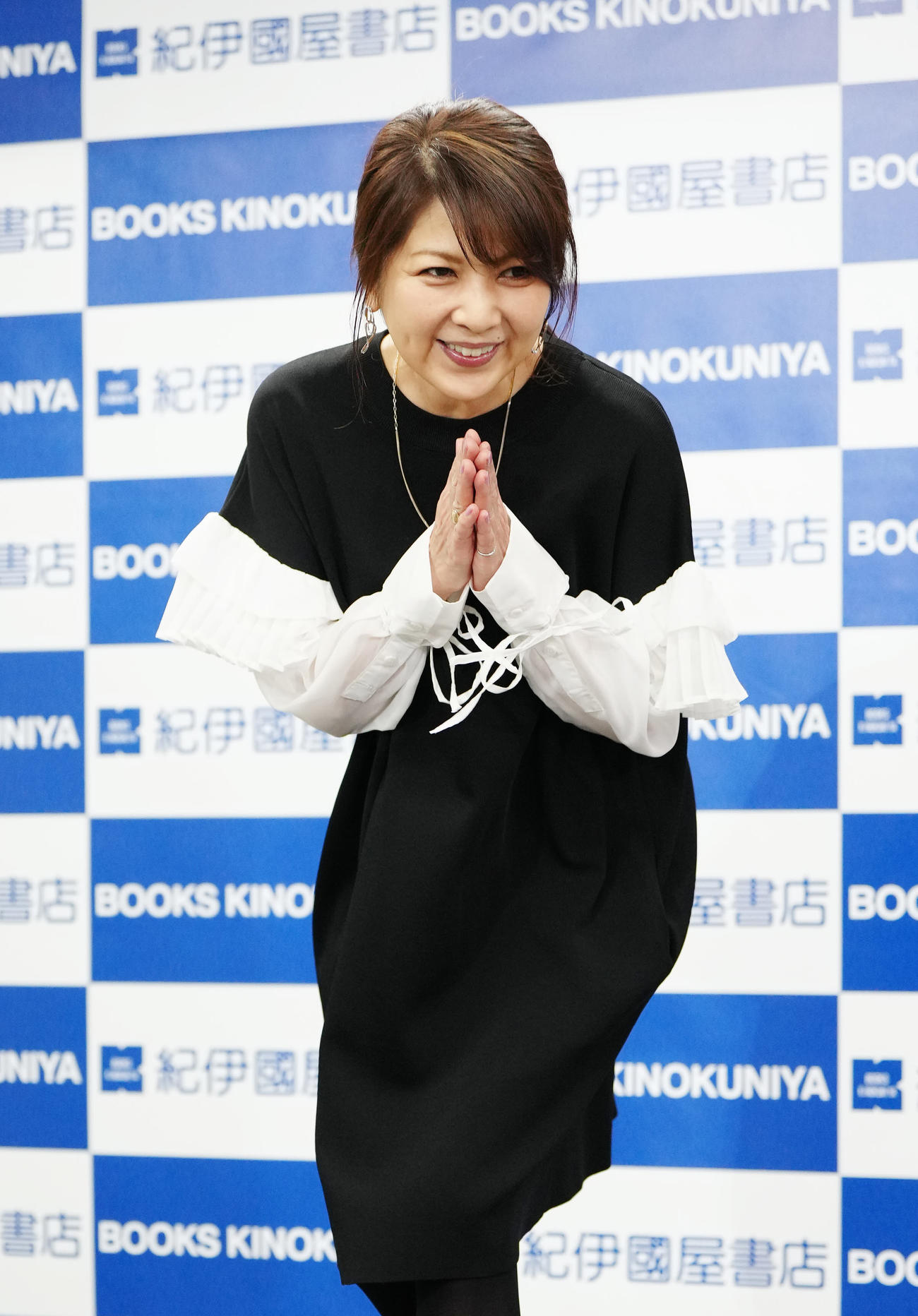 「飯島直子　今のための今まで」出版記念サイン会の前、取材に応じ引き揚げる飯島直子（撮影・江口和貴）