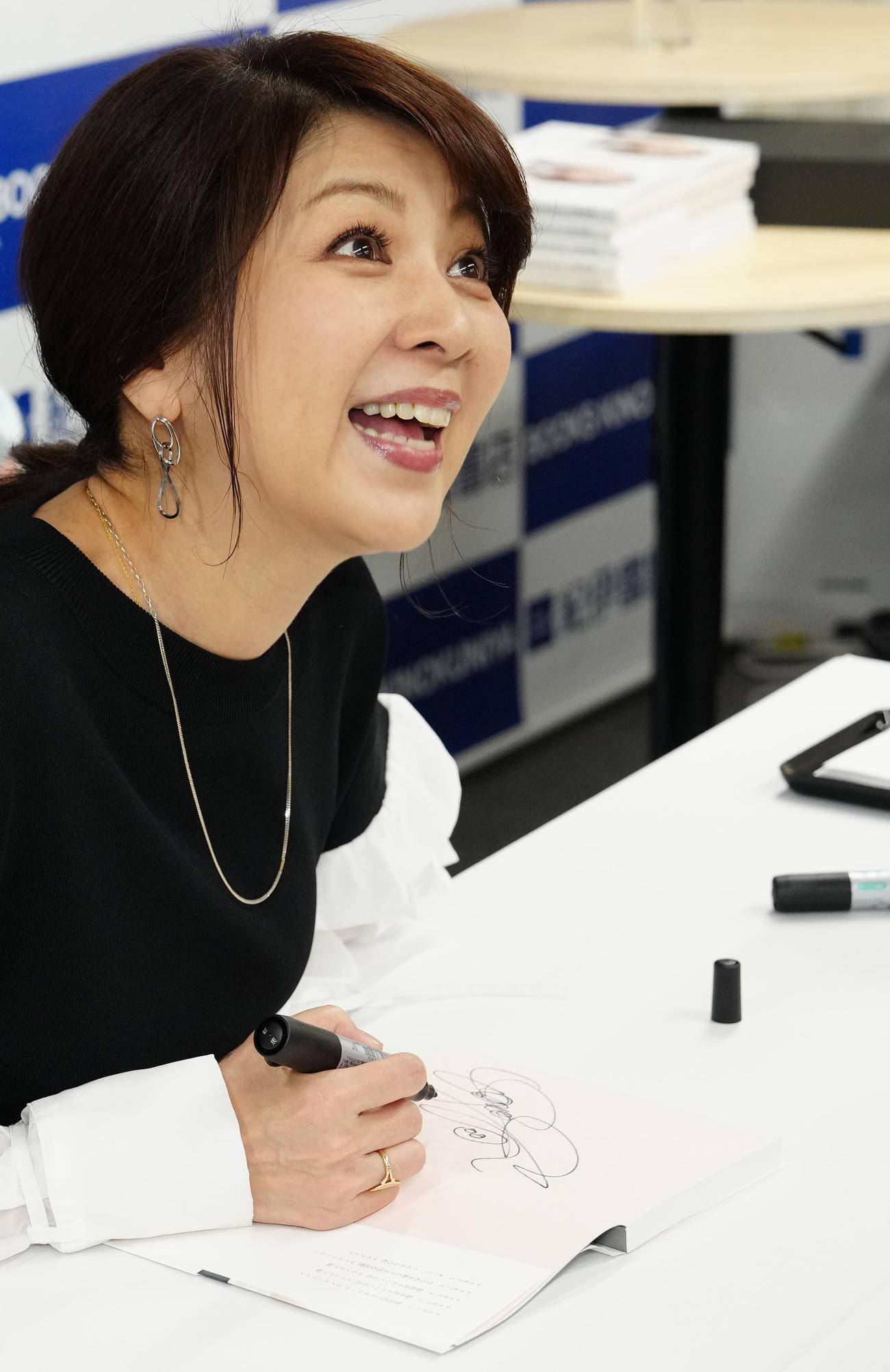 「飯島直子　今のための今まで」出版記念サイン会に臨む飯島直子（撮影・江口和貴）