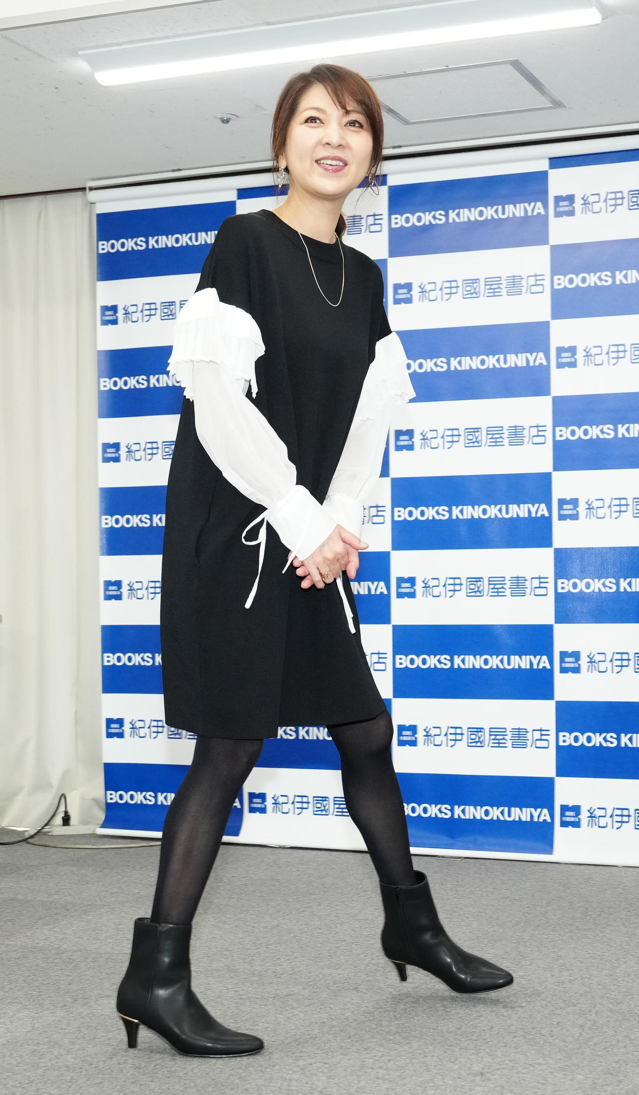 「飯島直子　今のための今まで」出版記念サイン会の前、取材に応じる飯島直子（撮影・江口和貴）
