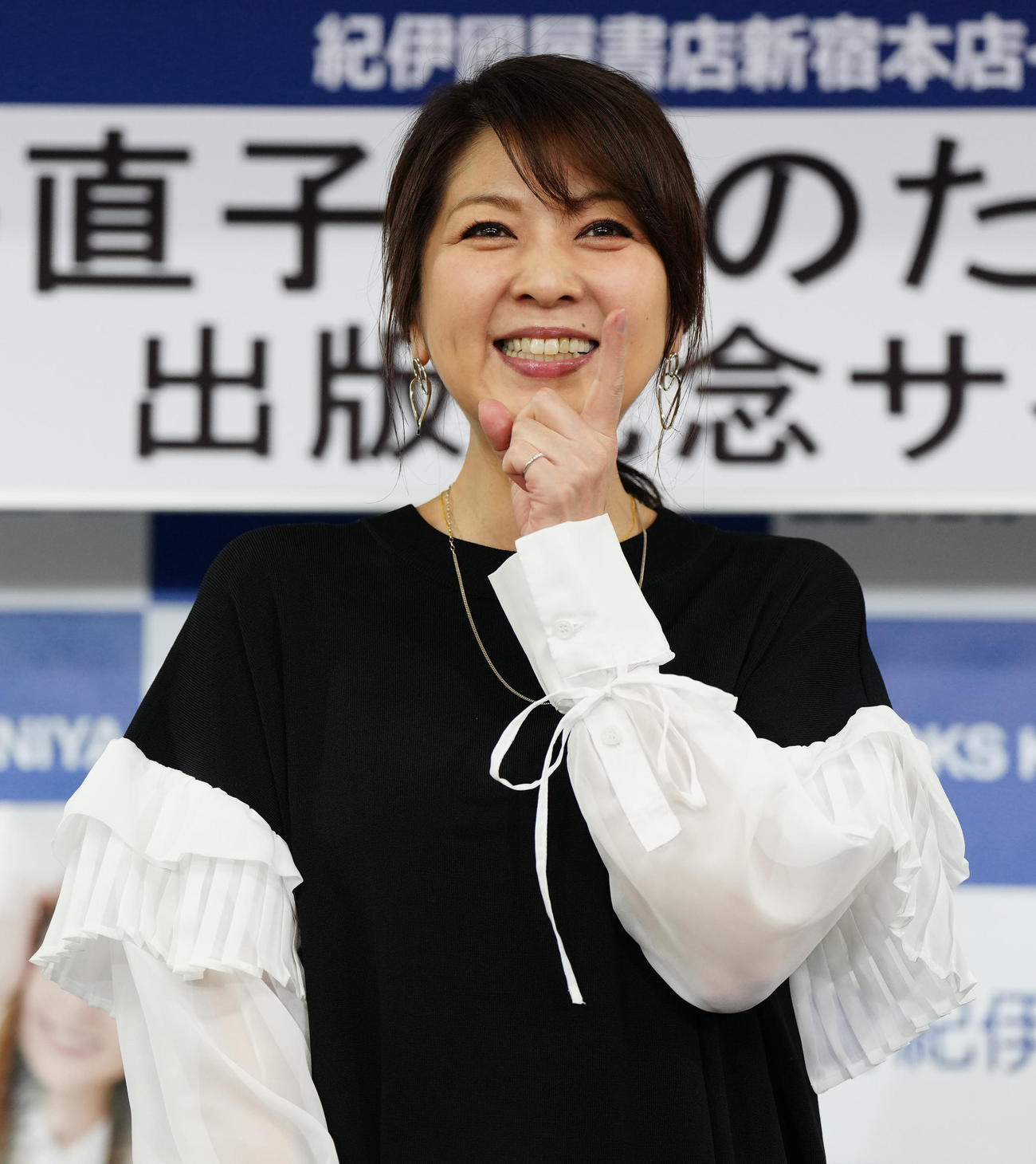 「飯島直子　今のための今まで」出版記念サイン会の前、取材に応じる飯島直子（撮影・江口和貴）