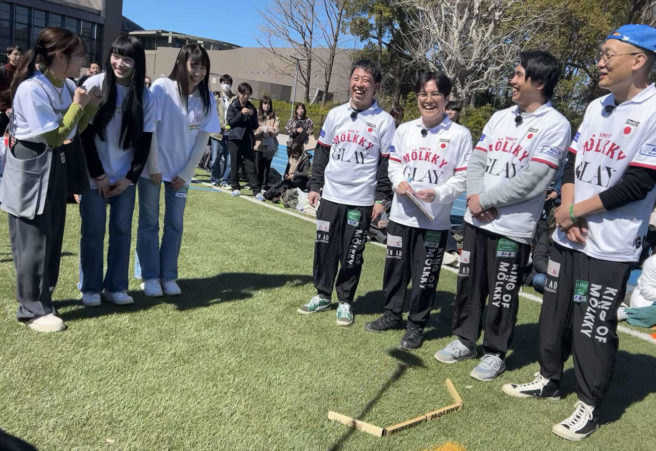 ザ・森東と日本モルック協会主催のモルック大会「MOLKKY　森田カップ’24」でさらば青春の光、森田哲矢率いるキングオブモルック（右）と対戦したスターダストプロモーションモルック部（撮影・松尾幸之介）