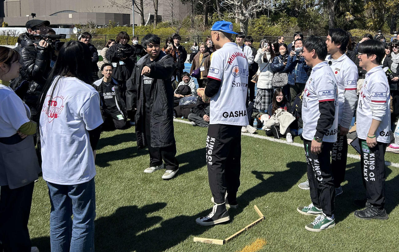 ザ・森東と日本モルック協会主催のモルック大会「MOLKKY　森田カップ’24」でさらば青春の光、森田哲矢率いるキングオブモルックとスターダストプロモーションモルック部の対戦中に乱入する森田の相方の東ブクロ（中央）（撮影・松尾幸之介）