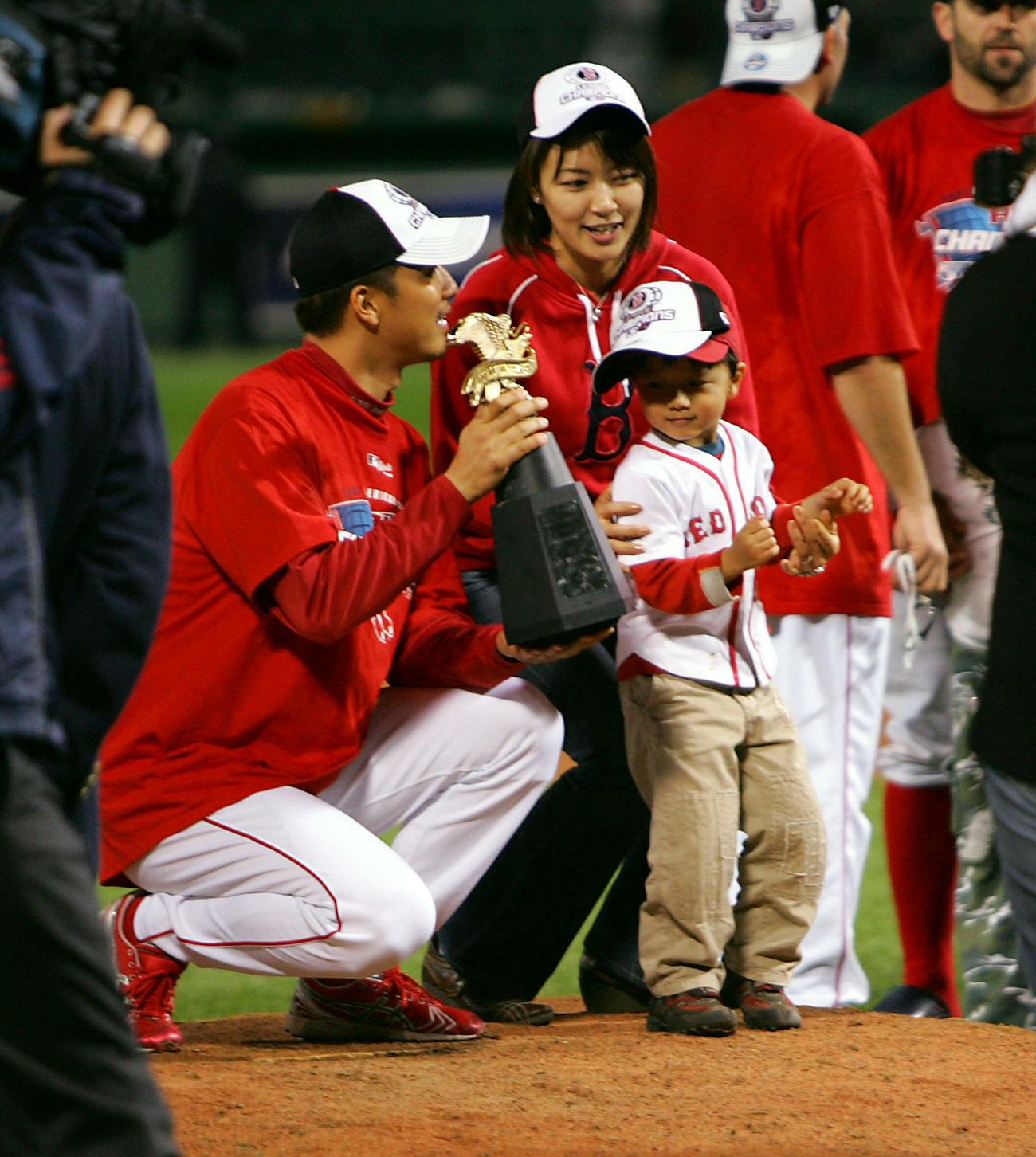 2007年10月、ア・リーグ優勝決定シリーズ　レッドソックス対インディアンス　優勝を決めマウンドで岡島由佳夫人、長男と写真に納まる岡島秀樹