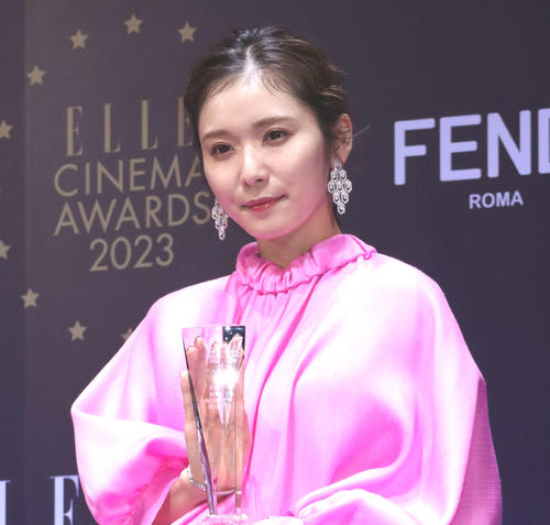 松岡茉優「#あこがれのグローブ」白ドレスで“エレガント”コーデ「大人っぽすぎて…ドキドキ」