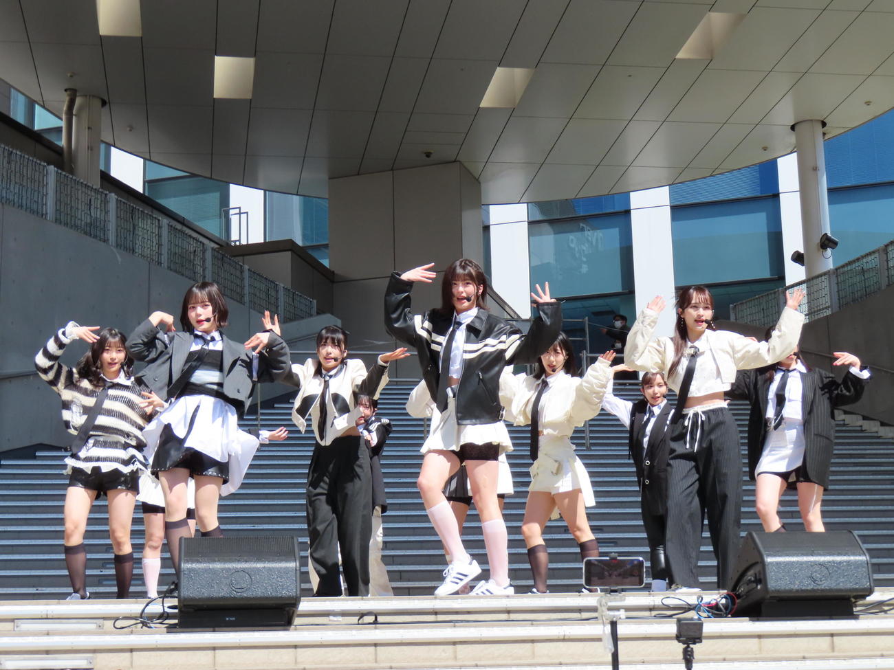 新曲リリースイベントでパフォーマンスするWHITE SCORPION
