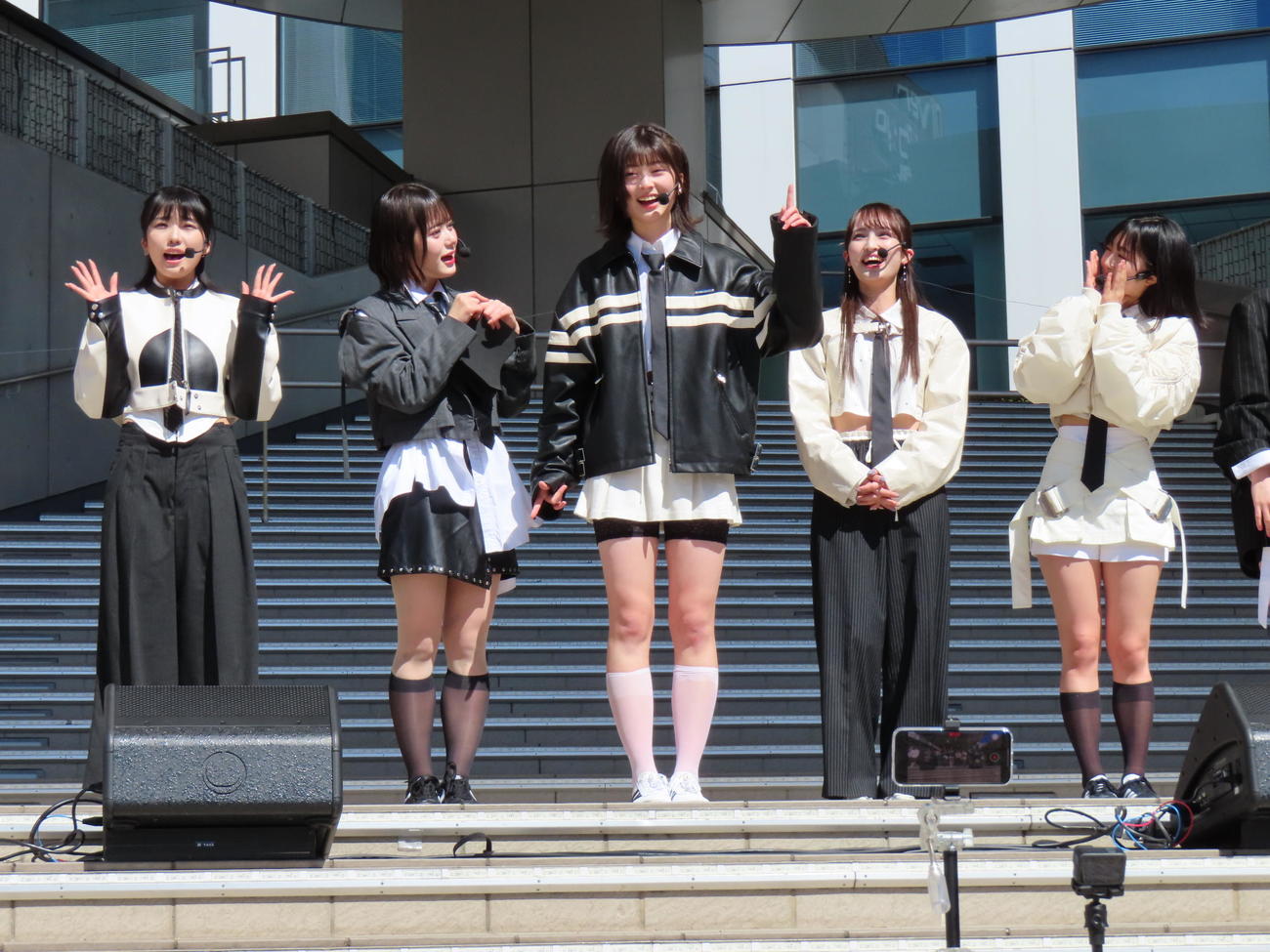 新曲リリースイベントであいさつするWHITE SCORPIONのセンターHANNA（中央）。左からNAVI、ACE、1人おいてALLY、AOI（撮影・横山慧）
