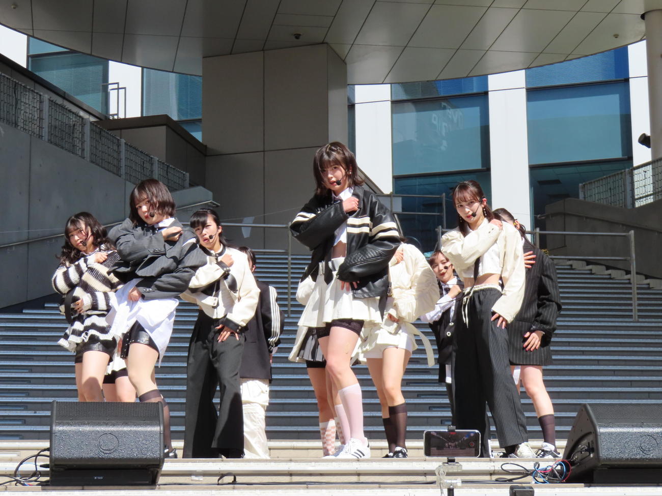 新曲リリースイベントでパフォーマンスするWHITE SCORPION