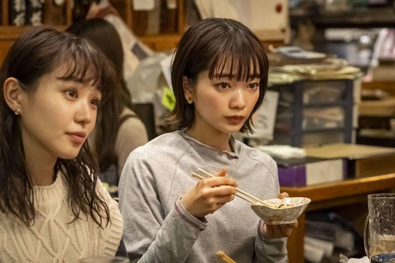 カンテレ・フジテレビ系「春になったら」に出演する奈緒、見上愛(C)カンテレ