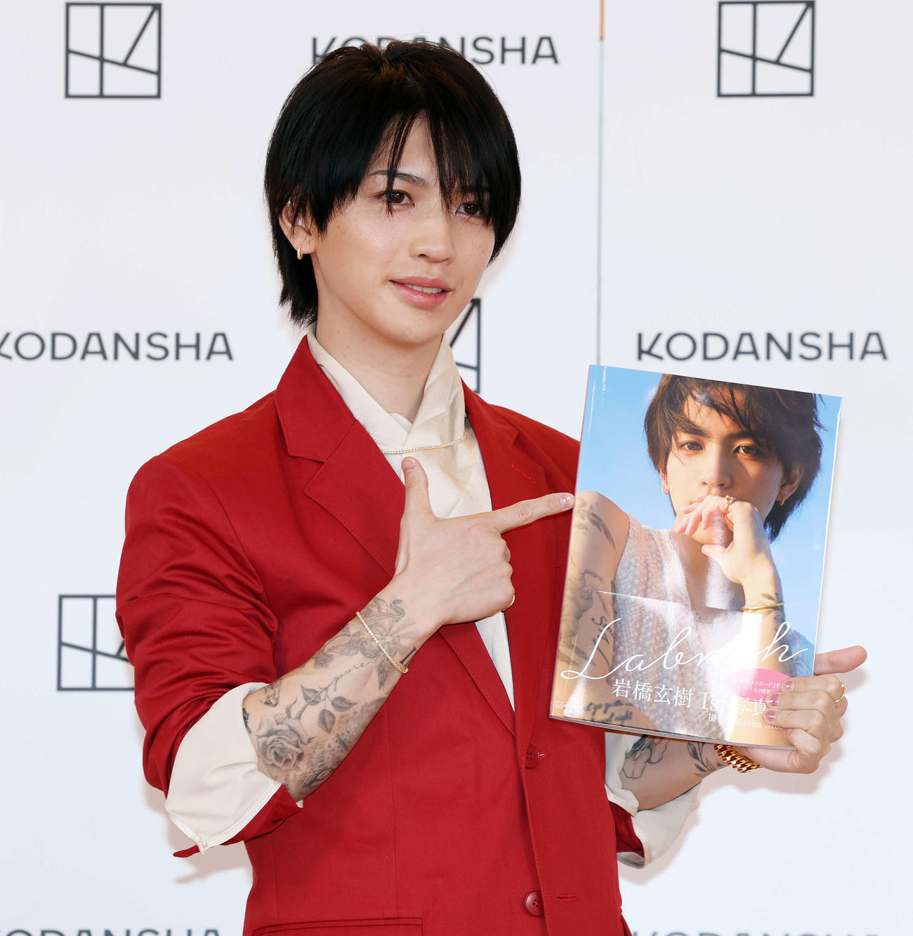 岩橋玄樹1st写真集「Labneh」発売記念会見で写真集を手に笑顔を見せる岩橋玄樹（撮影・宮地輝）