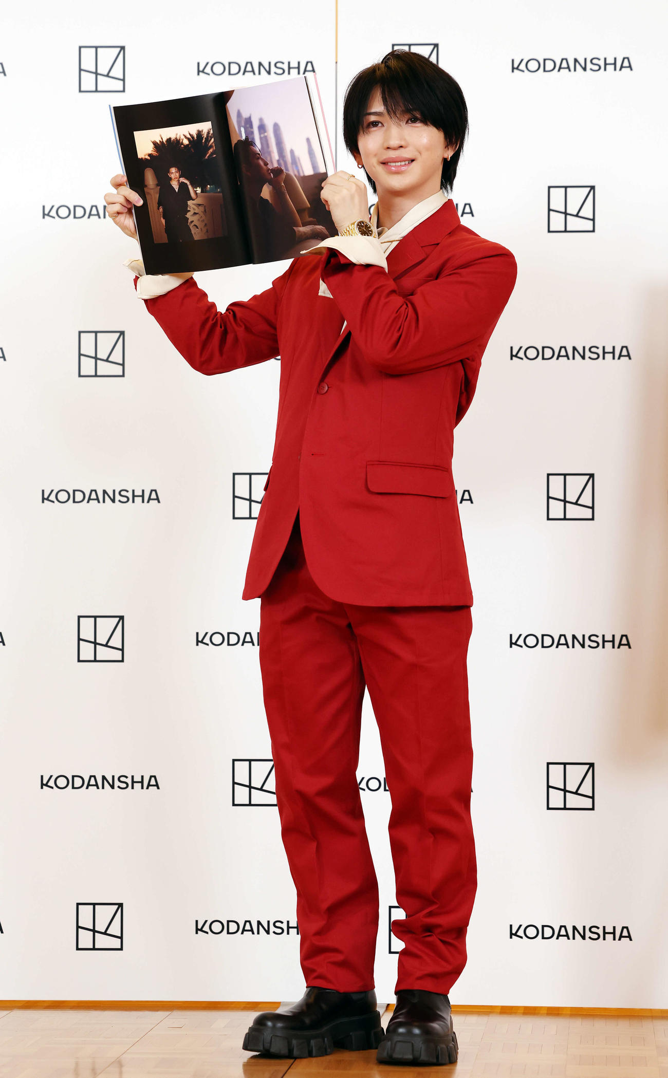 岩橋玄樹1st写真集「Labneh」発売記念会見でお気に入りのページを笑顔で披露する岩橋玄樹（撮影・宮地輝）
