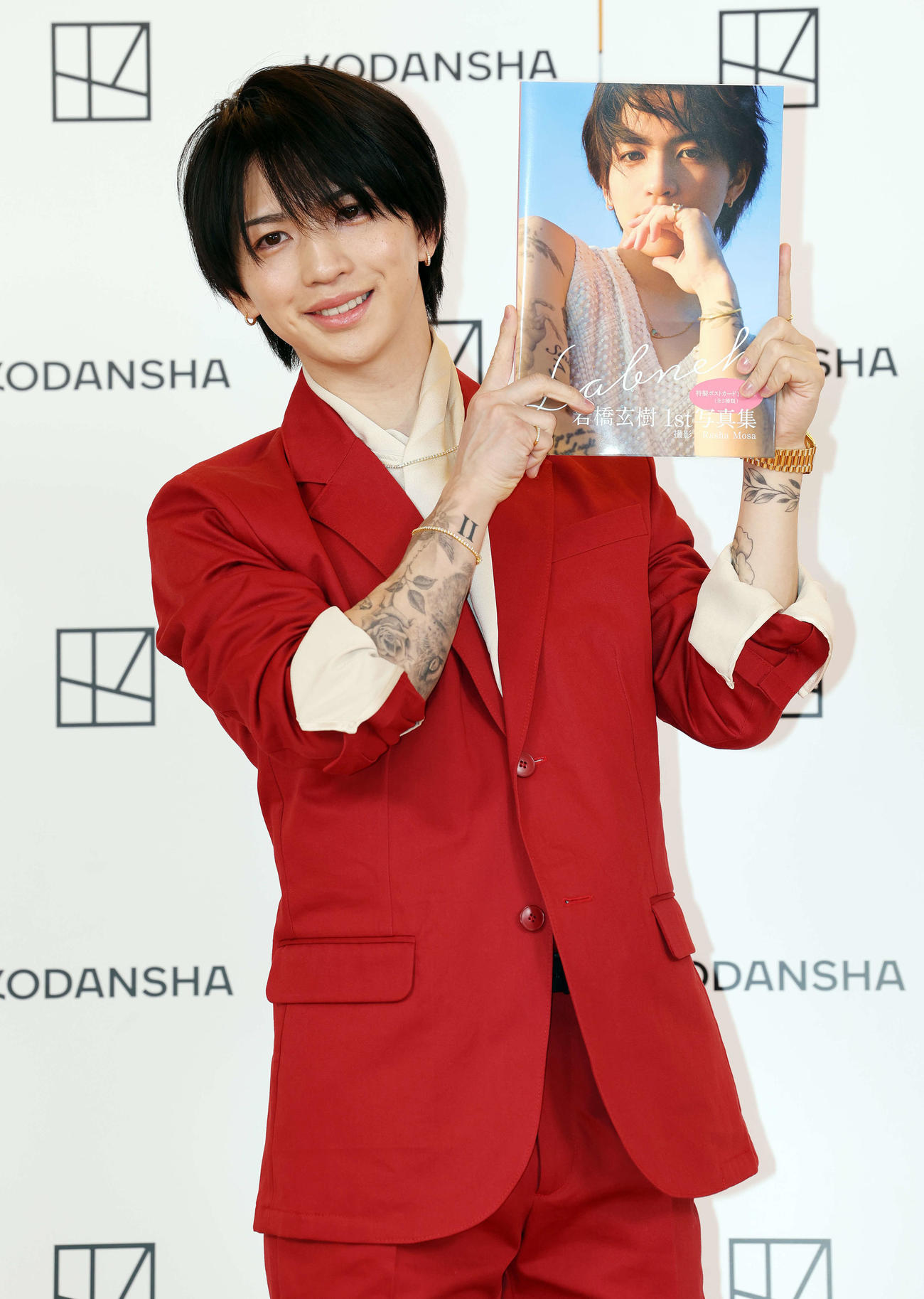 岩橋玄樹1st写真集「Labneh」発売記念会見で写真集を手に笑顔を見せる岩橋玄樹（撮影・宮地輝）