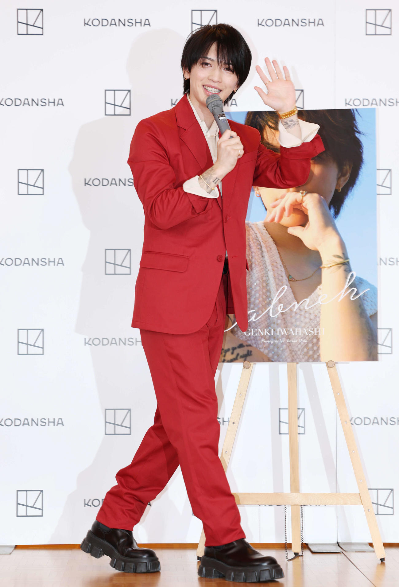 岩橋玄樹1st写真集「Labneh」発売記念会見を終え、笑顔で手を振り、会見場を後にする岩橋玄樹（撮影・宮地輝）