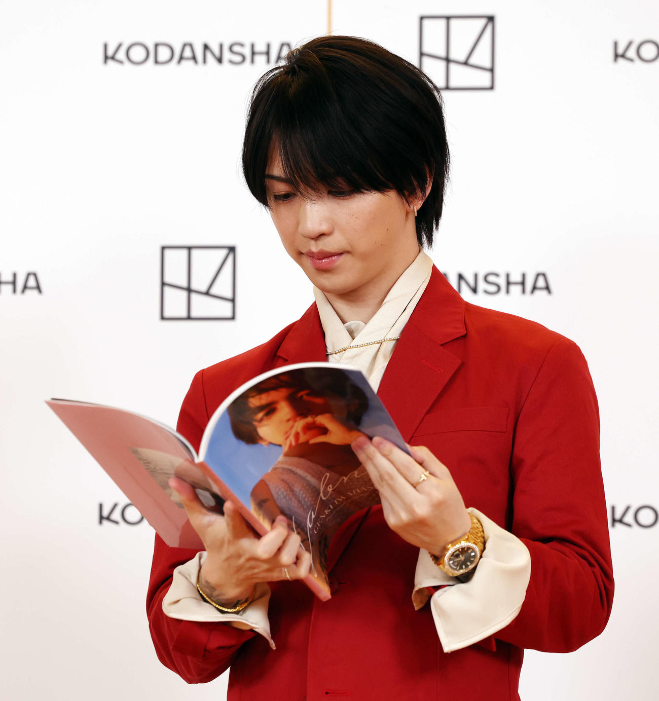 岩橋玄樹1st写真集「Labneh」発売記念会見で写真集を見る岩橋玄樹（撮影・宮地輝）