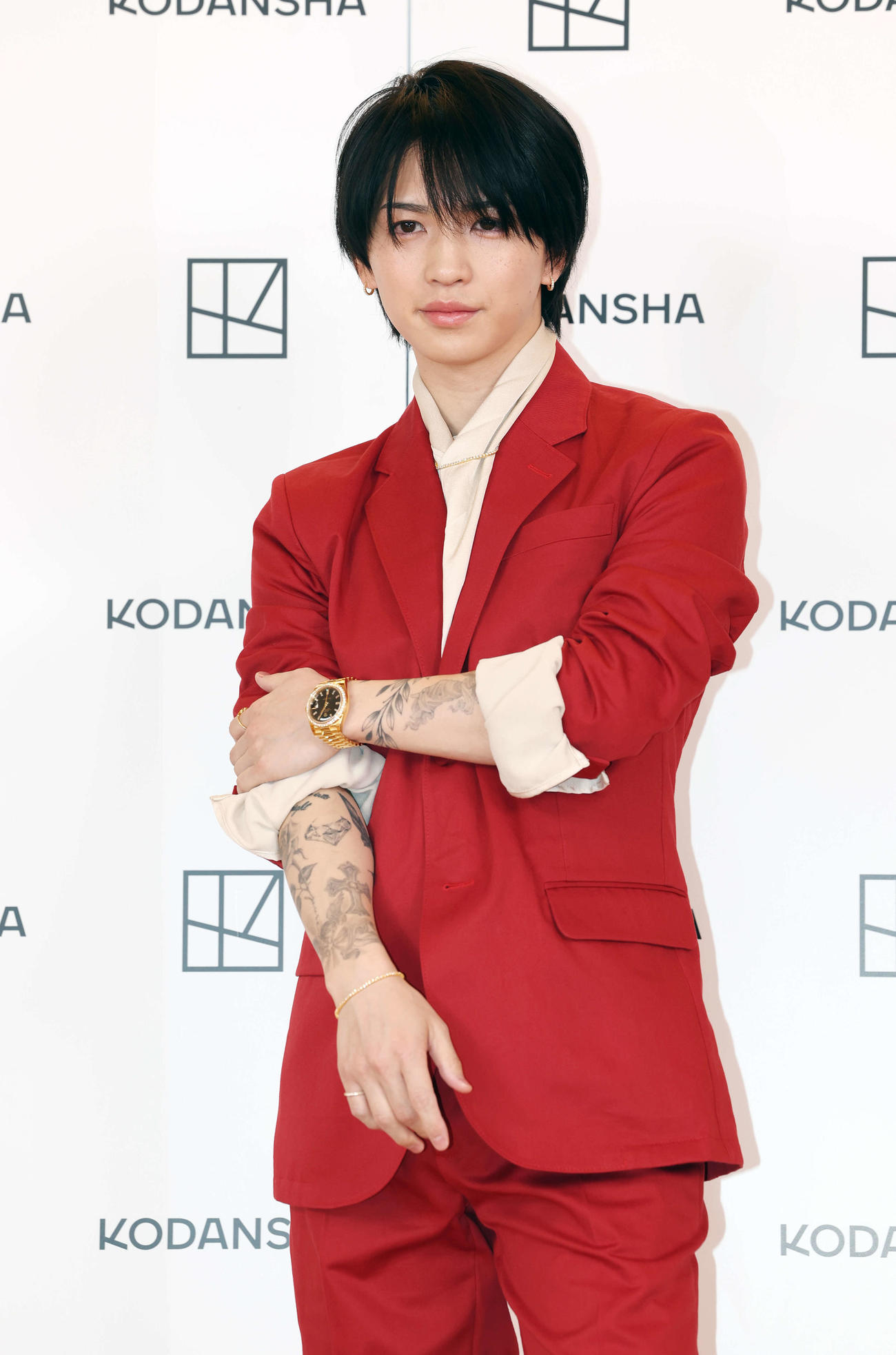 岩橋玄樹1st写真集「Labneh」発売記念会見でポーズを取る岩橋玄樹（撮影・宮地輝）