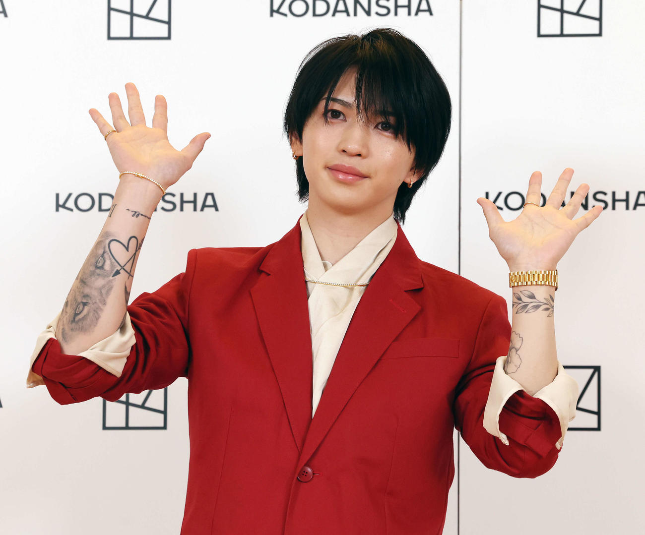 岩橋玄樹1st写真集「Labneh」発売記念会見で手を振る岩橋玄樹（撮影・宮地輝）