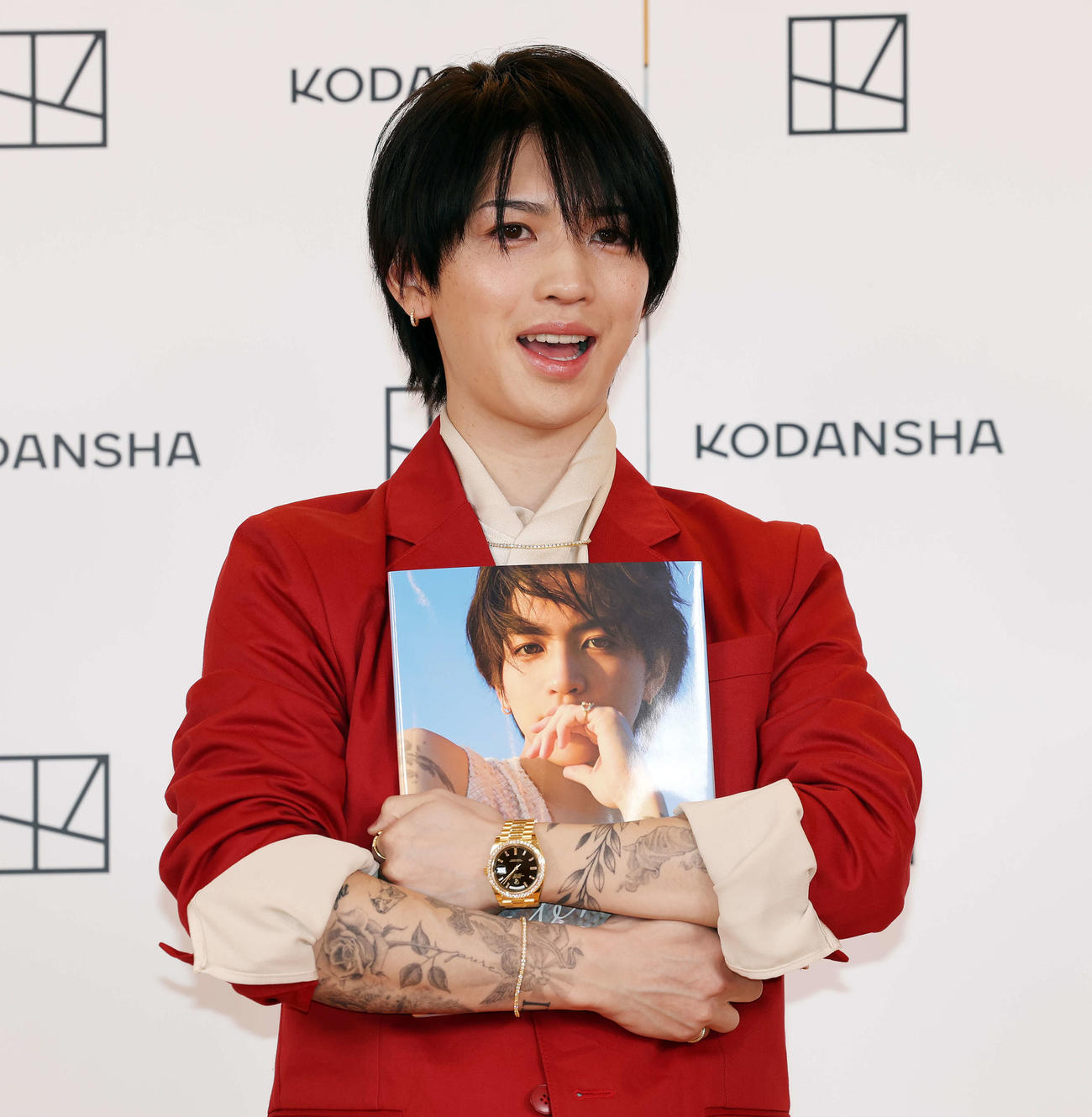 岩橋玄樹1st写真集「Labneh」発売記念会見で笑顔で写真集を抱きしめる岩橋玄樹（撮影・宮地輝）