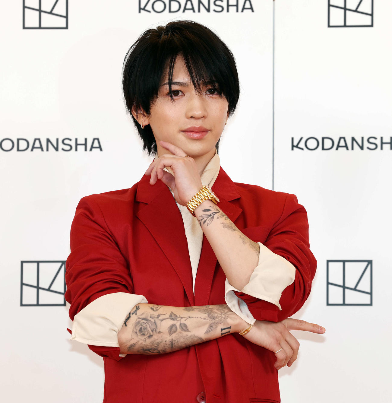 岩橋玄樹1st写真集「Labneh」発売記念会見で表紙の同じポーズを取る岩橋玄樹（撮影・宮地輝）