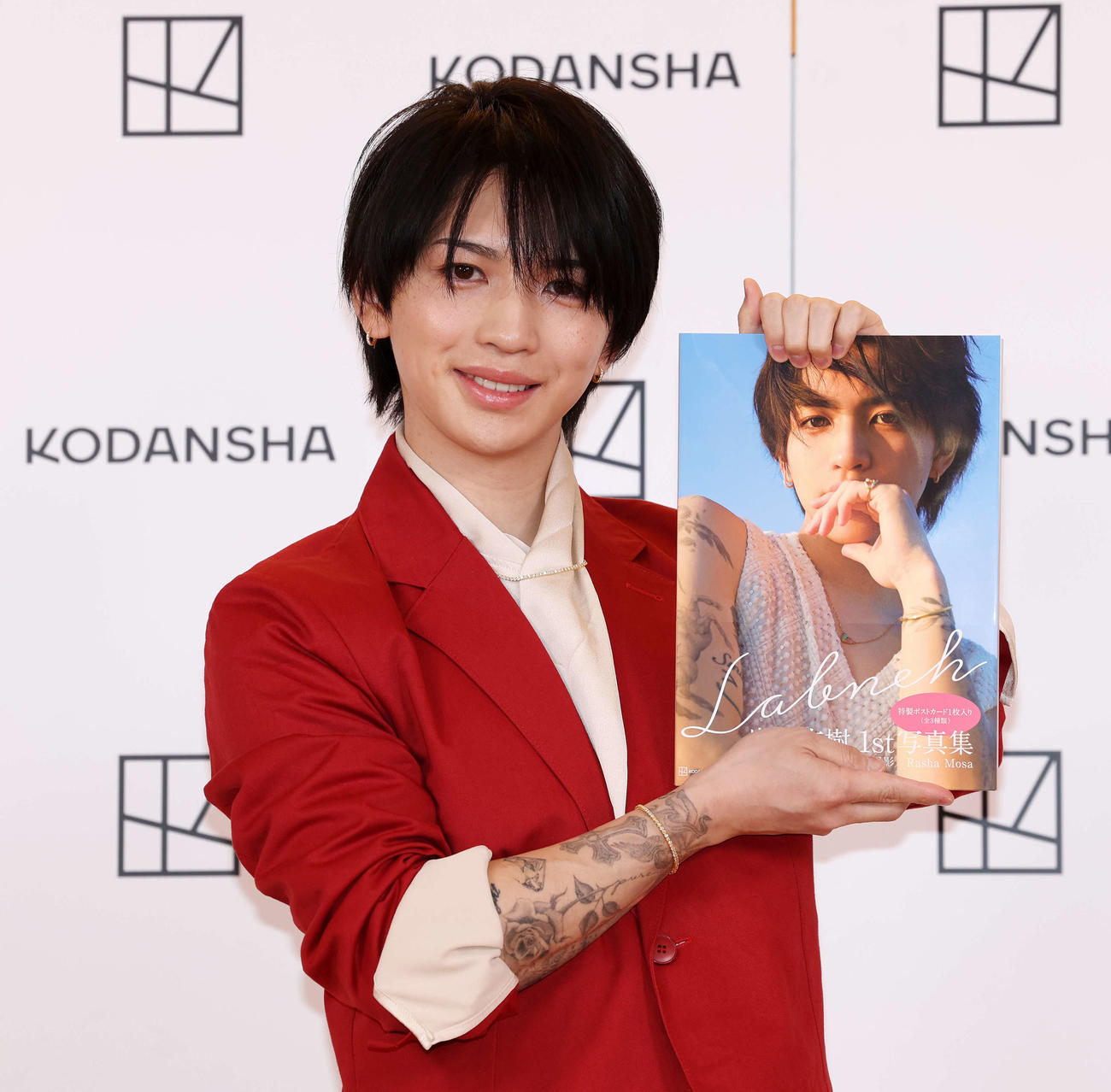 岩橋玄樹1st写真集「Labneh」発売記念会見で写真集を手に笑顔を見せる岩橋玄樹（撮影・宮地輝）