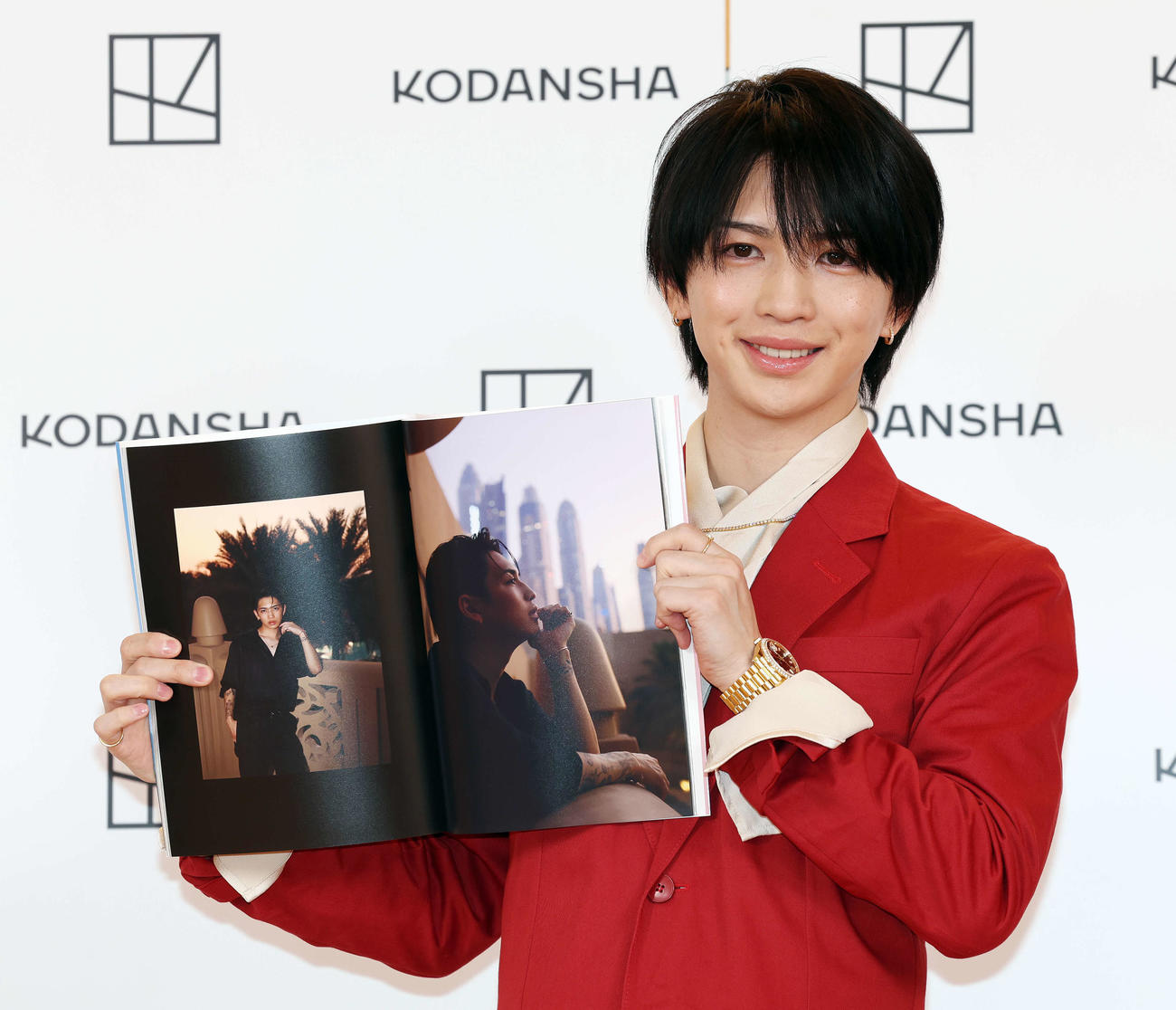 岩橋玄樹1st写真集「Labneh」発売記念会見でお気に入りのページを笑顔で披露する岩橋玄樹（撮影・宮地輝）