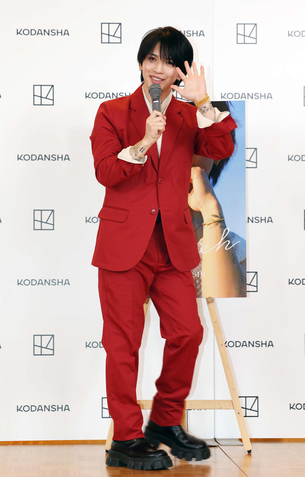 岩橋玄樹1st写真集「Labneh」発売記念会見を終え、笑顔で手を振り、会見場を後にする岩橋玄樹（撮影・宮地輝）
