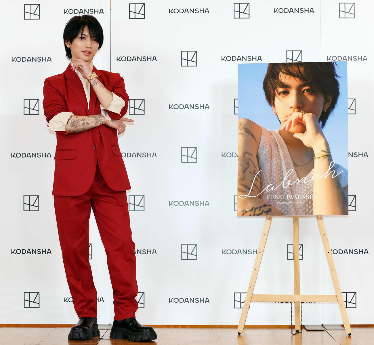 岩橋玄樹1st写真集「Labneh」発売記念会見で表紙と同じポーズを取る岩橋玄樹（撮影・宮地輝）
