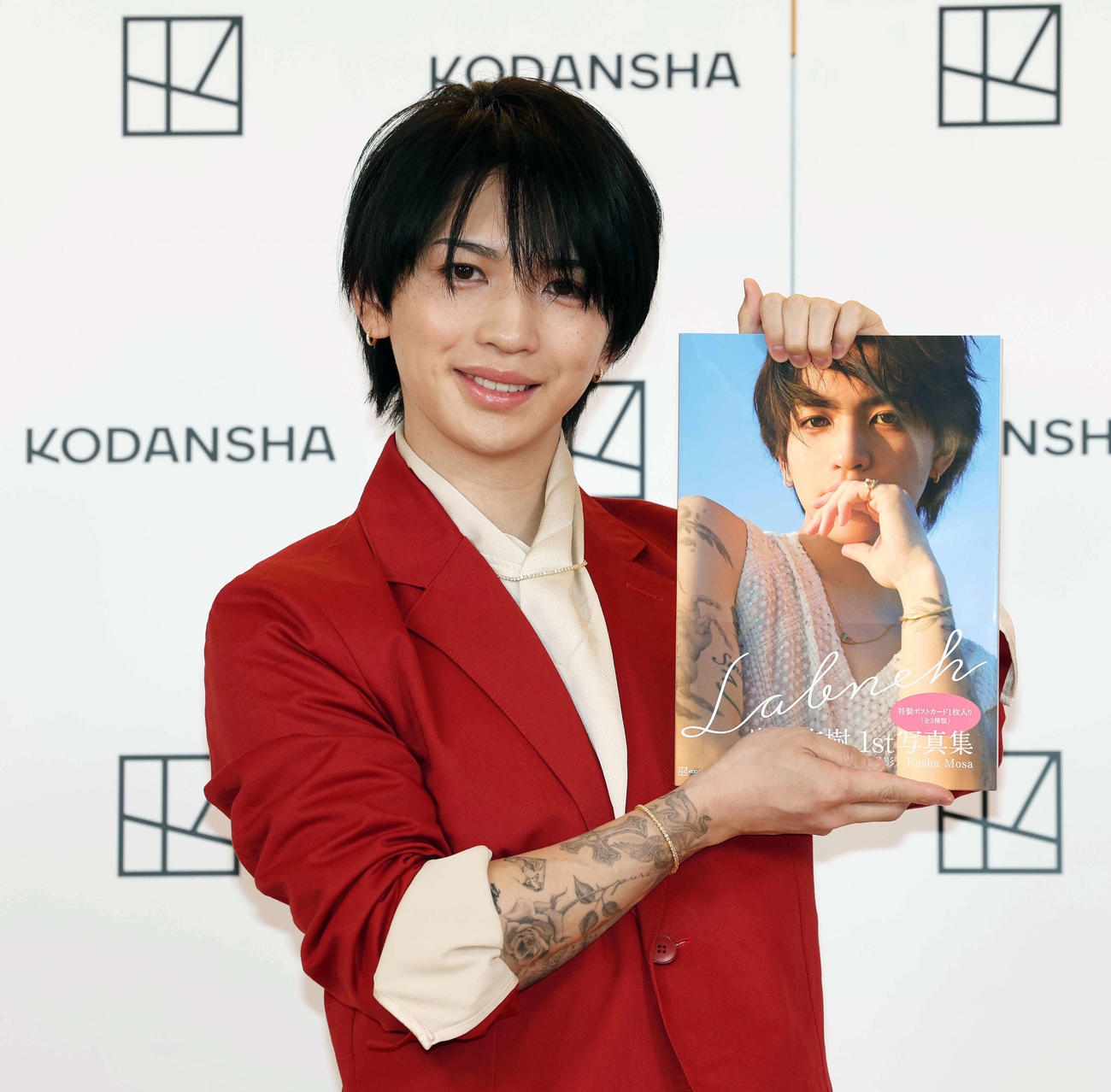 岩橋玄樹1st写真集「Labneh」発売記念会見で写真集を手に笑顔を見せる岩橋玄樹（撮影・宮地輝）