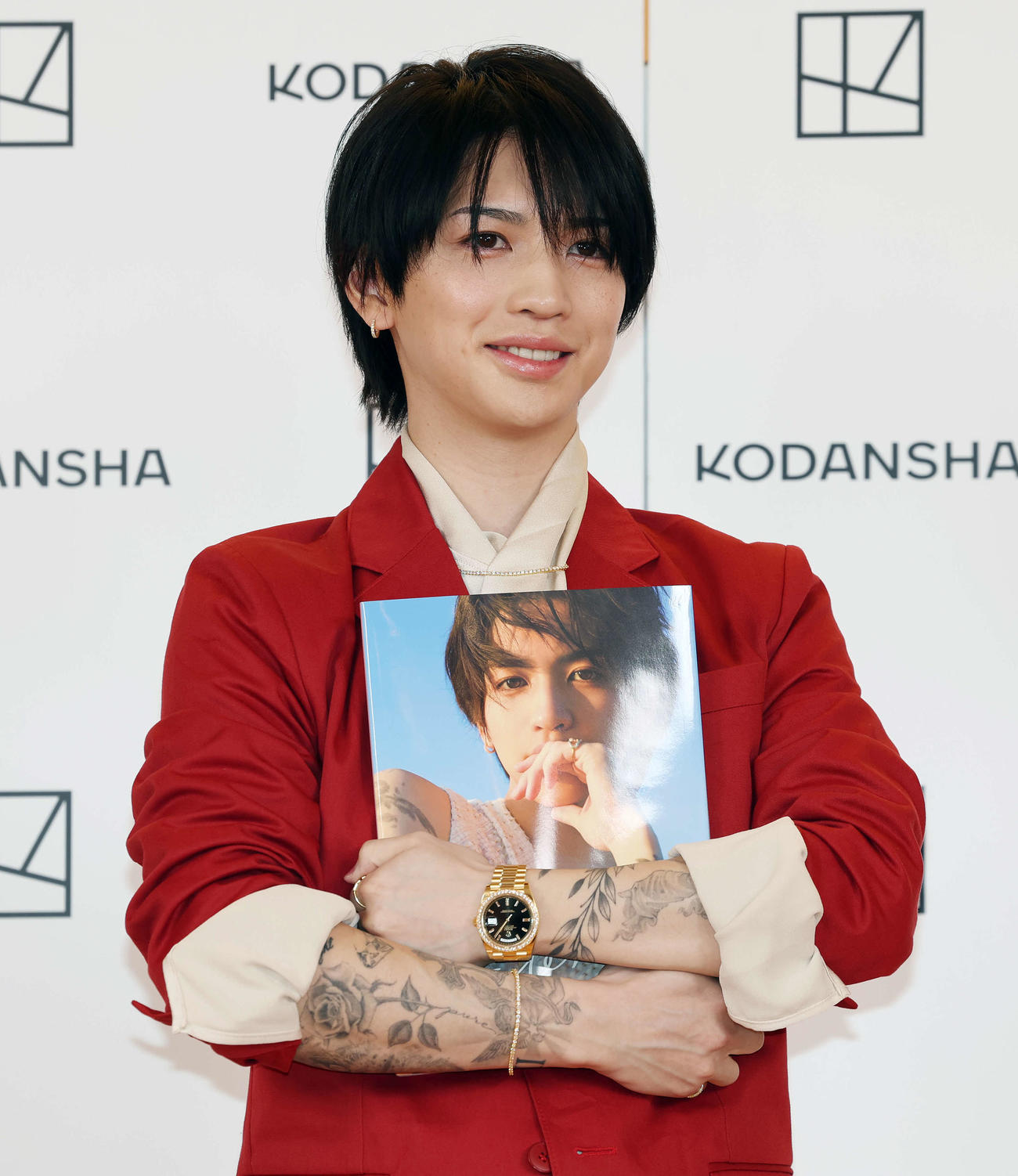 岩橋玄樹1st写真集「Labneh」発売記念会見で笑顔で写真集を抱きしめる岩橋玄樹（撮影・宮地輝）
