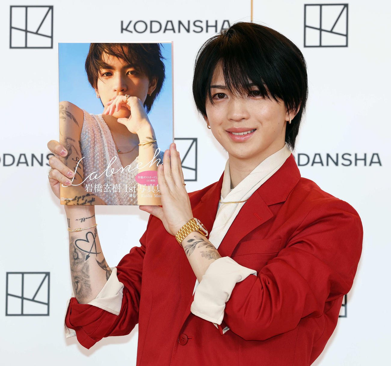 岩橋玄樹1st写真集「Labneh」発売記念会見で写真集を手に笑顔を見せる岩橋玄樹（撮影・宮地輝）