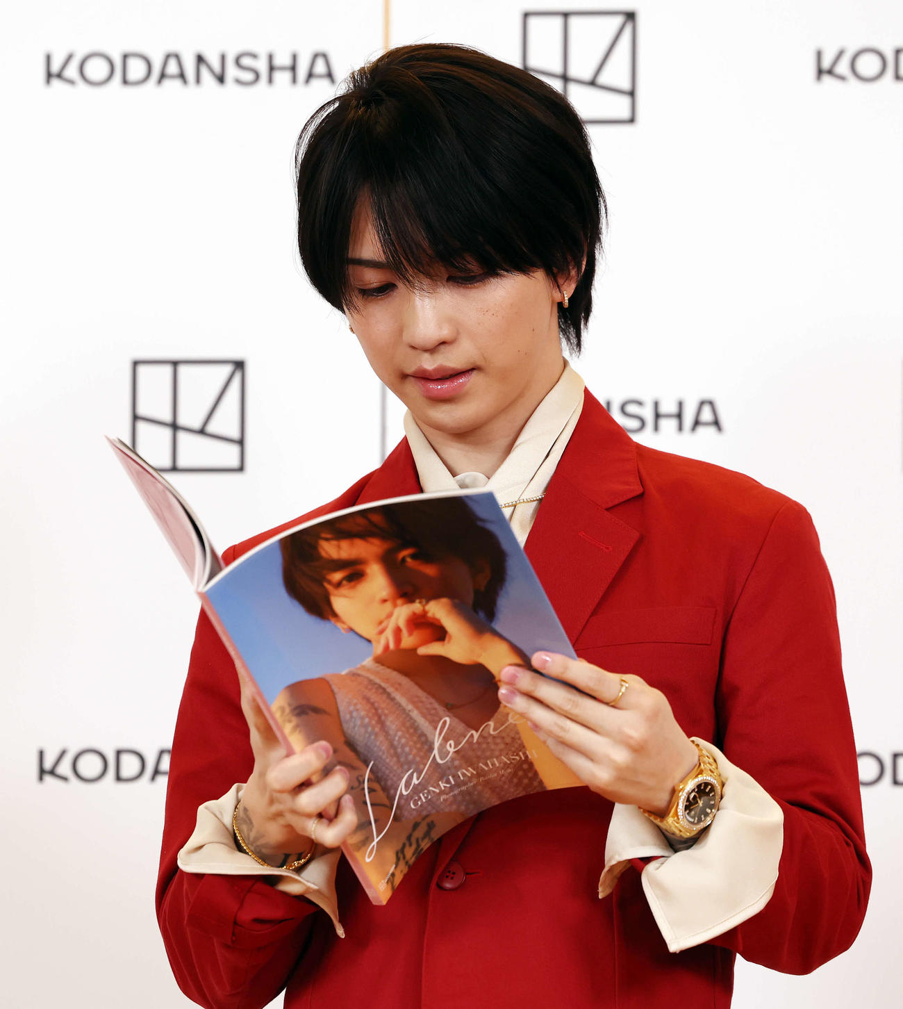岩橋玄樹1st写真集「Labneh」発売記念会見で写真集を見る岩橋玄樹（撮影・宮地輝）