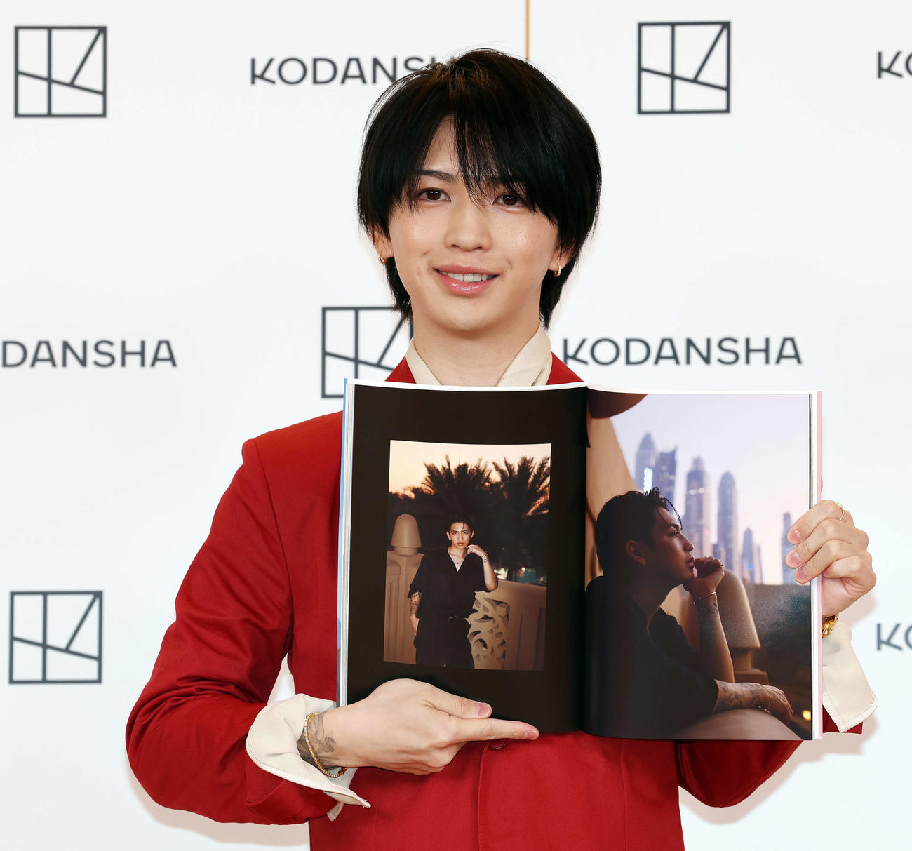 岩橋玄樹1st写真集「Labneh」発売記念会見でお気に入りのページを笑顔で披露する岩橋玄樹（撮影・宮地輝）