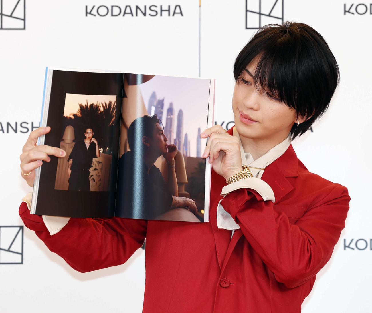 岩橋玄樹1st写真集「Labneh」発売記念会見でお気に入りのページを見つめる岩橋玄樹（撮影・宮地輝）