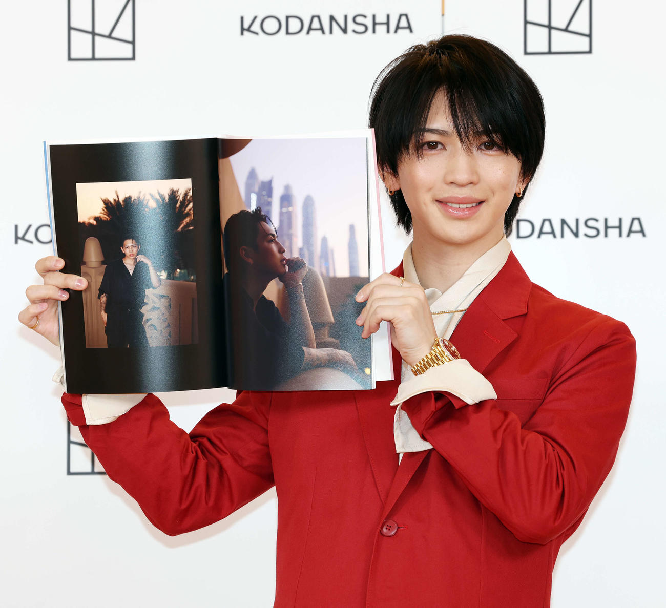 岩橋玄樹1st写真集「Labneh」発売記念会見でお気に入りのページを笑顔で披露する岩橋玄樹（撮影・宮地輝）